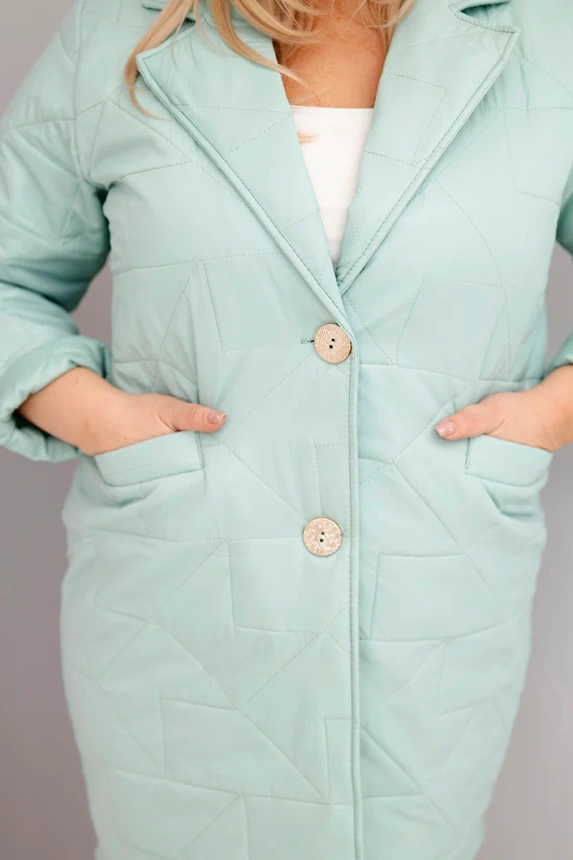 36703_3 Damska Plus Size pikowana striukė su dekoratyviniais mygtukais ir apykakle šviesiai - Image 4