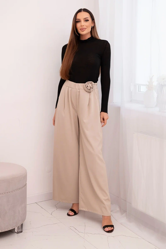 36743_1 Moteriškos elegantiškos kelnės su plačiais šonais ir dekoratyvine gėle bežinės - Image 2