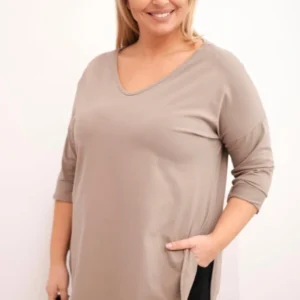 Moteriška medvilninė bluzonė Plus Size su V formos iškirpte ir suvalkytu rankovėmis fango