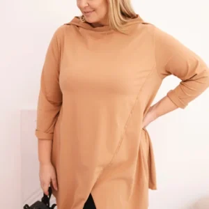 Moteriška medvilninė Plus Size asimetriška bluzonė su sukamu rankoviu šviesiai kamelinė