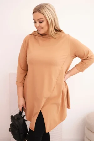 Moteriška medvilninė Plus Size asimetriška bluzonė su sukamu rankoviu šviesiai kamelinė