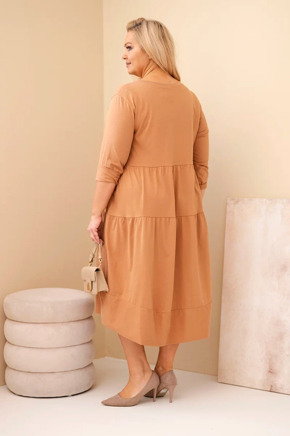 36813_2 Moteriška medvilninė suknelė Plus Size su volanais ir užlenktais rankovėmis kamelinė - Image 3