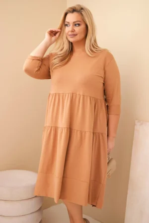 Moteriška medvilninė suknelė Plus Size su volanais ir užlenktais rankovėmis kamelinė