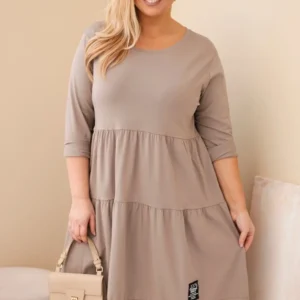 Moteriška medvilninė suknelė Plus Size su volanais ir apvartu rankovėmis fango