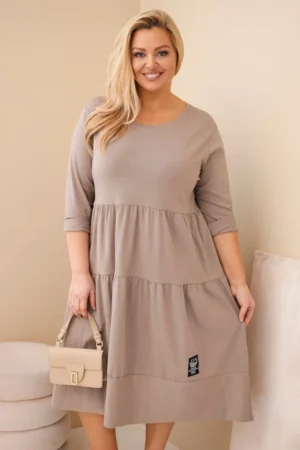 Moteriška medvilninė suknelė Plus Size su volanais ir apvartu rankovėmis fango