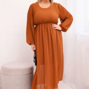 Moteriška plisėta suknelė Plus Size iš viskozės su ilgomis rankovėmis kamelinių spalvų