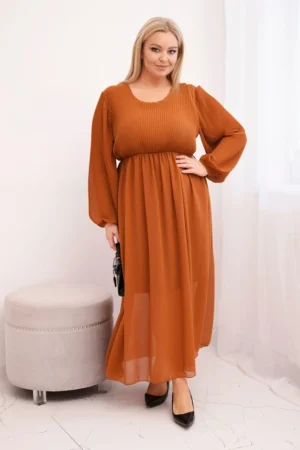 Moteriška plisėta suknelė Plus Size iš viskozės su ilgomis rankovėmis kamelinių spalvų