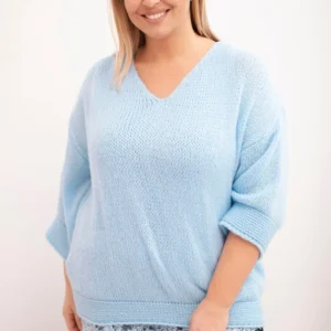 Moteriškas su V formos iškirpte ir vizkozine bluzone su nėriniu apačioje