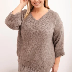 Moteriškas su V formos iškirpte megztinis ir šilko bluzon su nėriniu apačioje fango