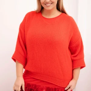 Moteriškas su V formos iškirpte megztinis ir šilkinė palaidinė su nėriniu apačioje