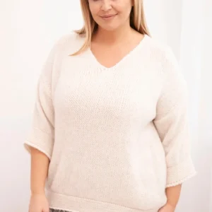 Moteriškas su V formos iškirpte ir viskozine bluzone su nėriniu apačioje bežinis