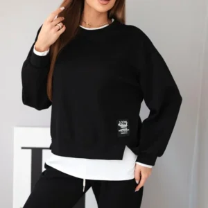 Moteriškas su laisvu džemperiu ir sportinėmis kelnėmis