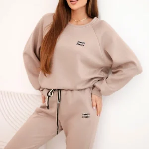 Moteriškas iš viskozės su džemperiu ir kelnais šviesiai