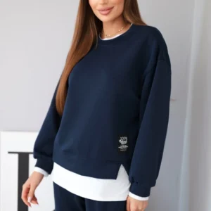 Moteriškas su laisva palaidine ir sportinėmis kelnėmis šviesiai