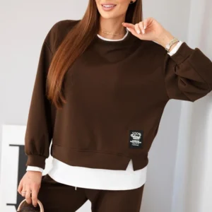 Moteriška su laisva džemperiu ir treningo kelnėmis