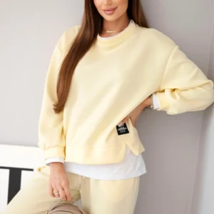 Moteriškas su laisvu džemperiu ir džinsais