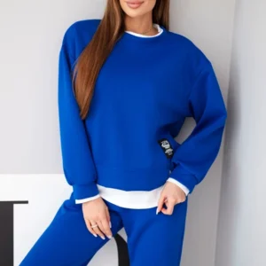 Moteriškas su laisvu džemperiu ir sportinėmis kelnėmis