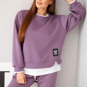 Moteriškas su laisva palaidine ir sportinėmis kelnėmis