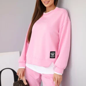 Moteriškas su laisvu džemperiu ir sportinėmis kelnėmis šviesiai