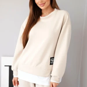 Moteriškas su laisvu megztiniu ir sportiniais kelniais, bežinis