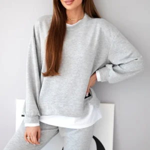 Moteriškas su puriu džemperiu ir šviesiai kelnėmis šary melange