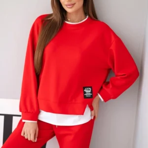 Moteriškas su laisvu džemperiu ir treningo kelnėmis