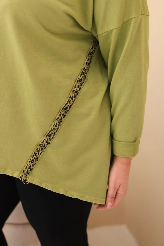 37012_4 Damska bluzka Plus Size iš medvilnės su pasukamomis rankovėmis ir panterų juostele - Image 4