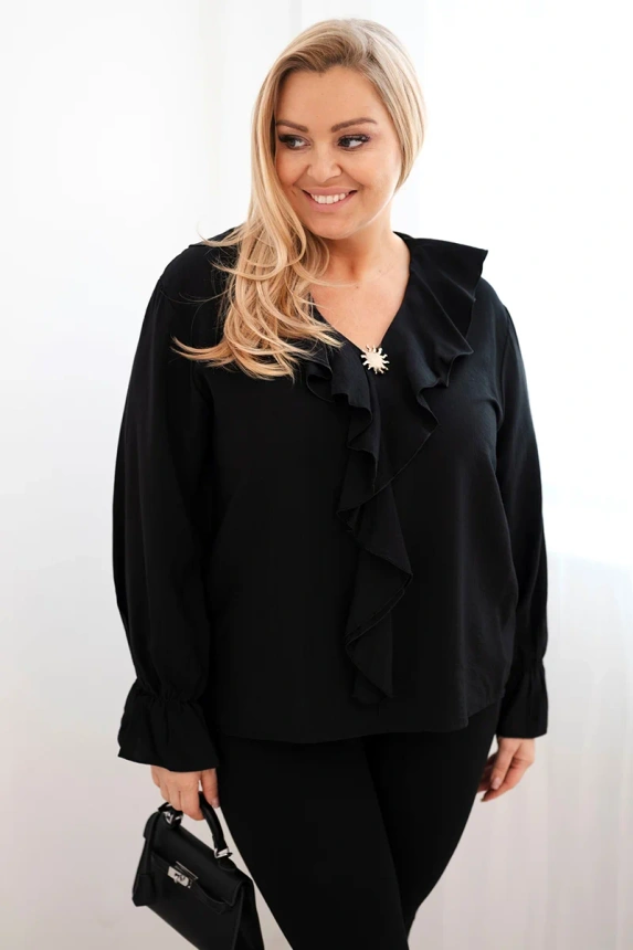 37026_3 Moteriška vizkozės bluzonė Plus Size su volanu ir dekoratyvine segtuku