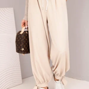 Moteriškos kelnės su plačiomis kojomis ir raišteliu apačioje bežinės