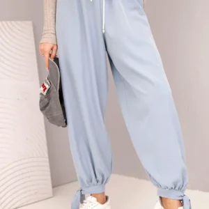 Moteriškos kelnės su plačiomis kojomis ir raišteliu apačioje