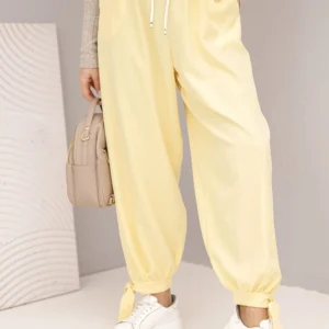 Moteriškos kelnės su plačiomis klešnėmis ir raišteliu apačioje