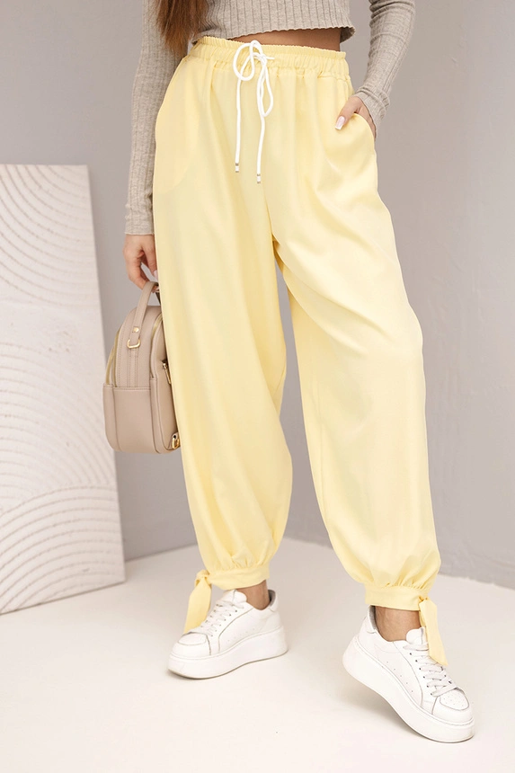 37060_3 Moteriškos kelnės su plačiomis klešnėmis ir raišteliu apačioje