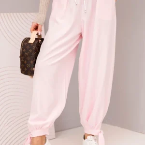 Moteriškos kelnes su plačiomis kojomis ir užrišimu apačioje cukrinis