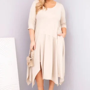 Moteriška medvilninė suknelė Plus Size su asimetrišku apačiu bežinė
