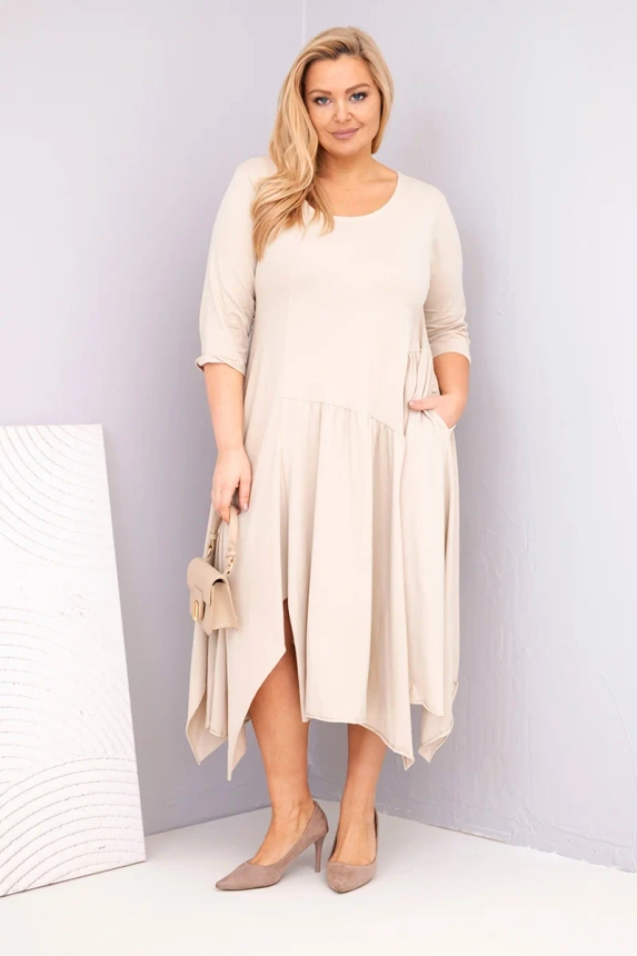 37415_1 Moteriška medvilninė suknelė Plus Size su asimetrišku apačiu bežinė