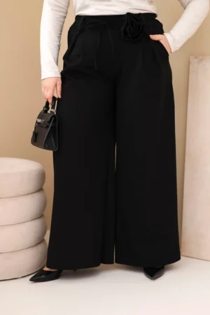 Moteriškos Plus Size kelnės su plačiomis kojomis ir dekoratyvine gėle liemenyje