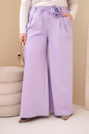 Moteriškos Plus Size kelnės su plačiais klešniais ir dekoratyvine gėle juosmenyje