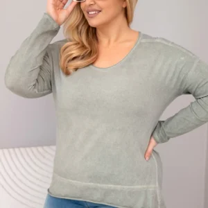 Moteriška Plus Size marškinėliai su V formos iškirpte ir ilgesne nugara khaki