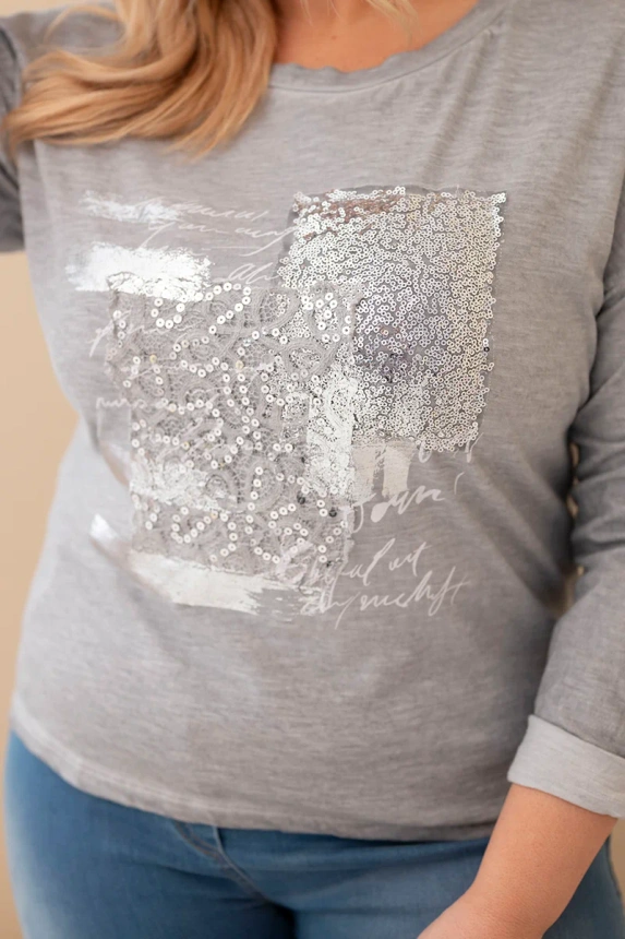 37764_4 Moteriška bluzonė Plus Size su spauda ir ilgesne nugarėle - Image 2