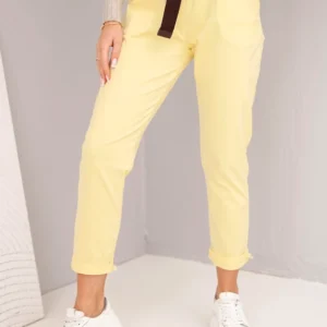 Moteriškos kelnės su diržu ir užsuktais klešnėmis