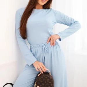 Moteriškas iš viskozės su bluzonu ir plačiomis kelnėmis