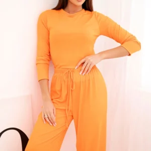 Moteriškas iš viskozės su bluzonu ir plačiomis kelnėmis