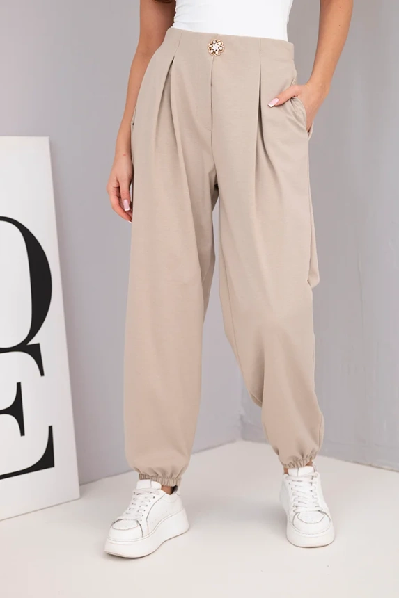 37912_4 Moteriškos medvilninės kelnės su aukštu liemeniu ir dekoratyviniu mygtuku bežinės