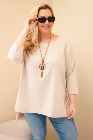 Moteriška asimetrinė medvilninė bluzka Plus Size su kaklo papuošalu bežinė