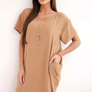 Suknelė su kišenėmis ir pakabuku Kupranugaris