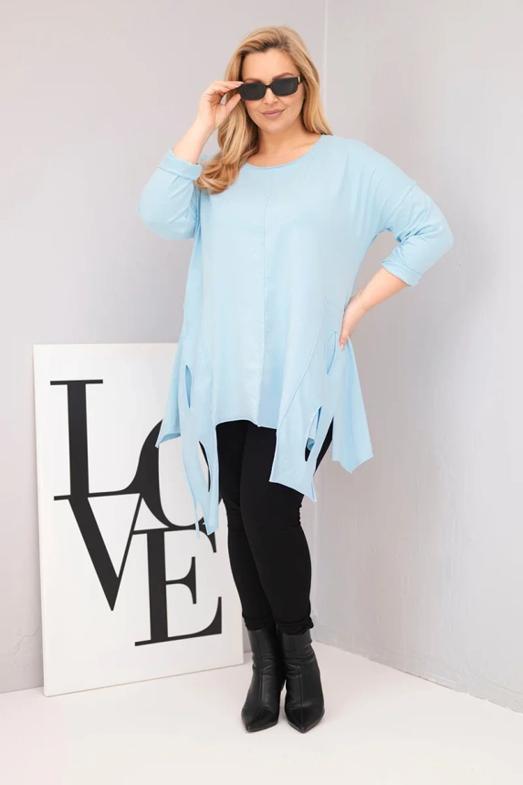 38091_1 Damska medvilninė bluzonė Plus Size su asimetriniu dugnu ir išpjovomis - Image 2