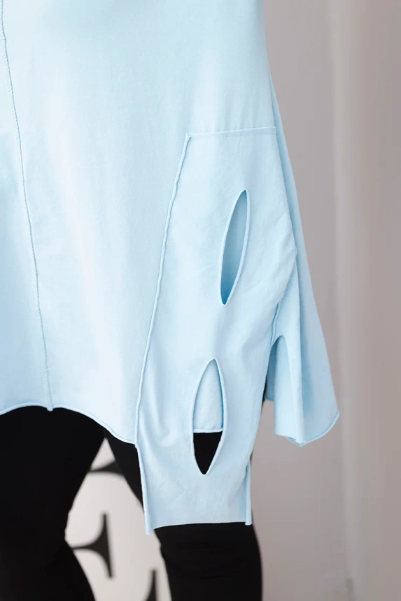 38091_4 Damska medvilninė bluzonė Plus Size su asimetriniu dugnu ir išpjovomis - Image 4