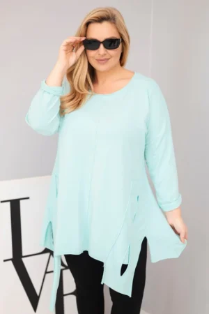 Moteriška medvilninė bluzonė Plus Size su asimetrišku apačiu ir iškirpėmis