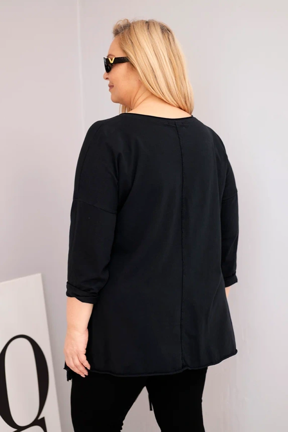 38093_2 Moteriška medvilninė bliuskutė Plus Size su asimetriniu apačiu ir išpjovomis - Image 3