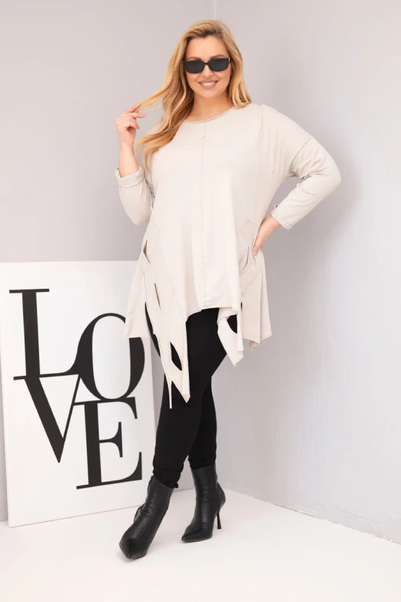 38094_1 Moteriška medvilninė bluzka Plus Size su asimetrišku apačiu ir išpjovomis bežinė - Image 2